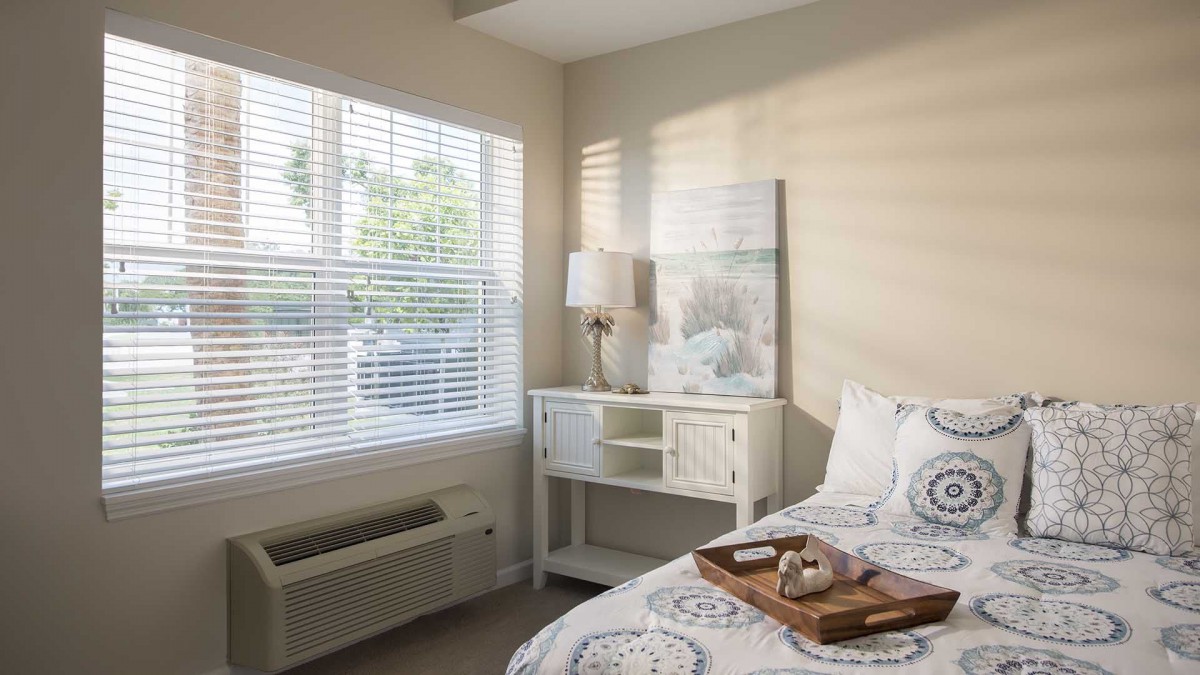 Bright and cozy bedroom with a lamp and decorative elements.