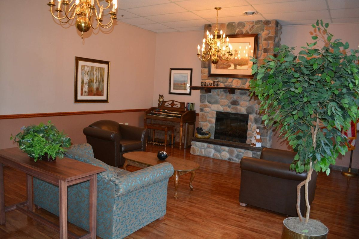 Cozy living room with a fireplace and classic furnishings.