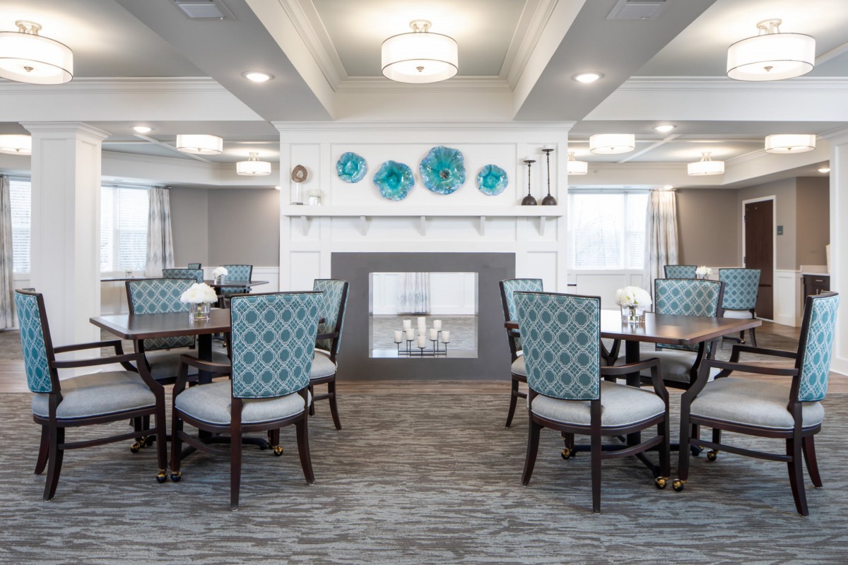 A modern dining area with elegant decor and comfortable seating.