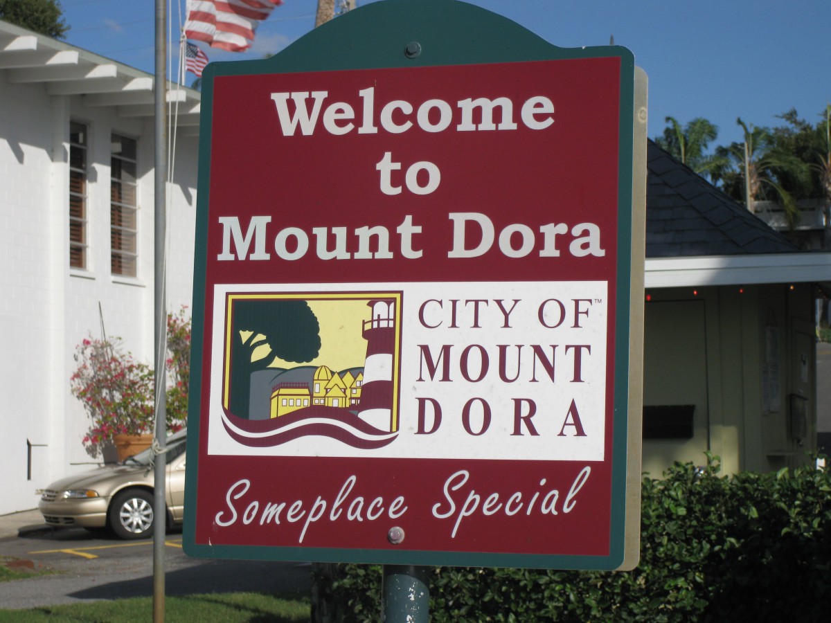 Welcome to Mount Dora city sign.