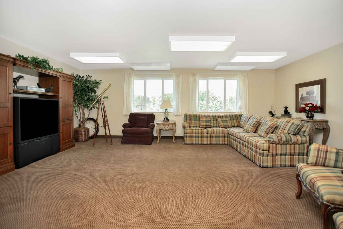 Holiday Parkside Court