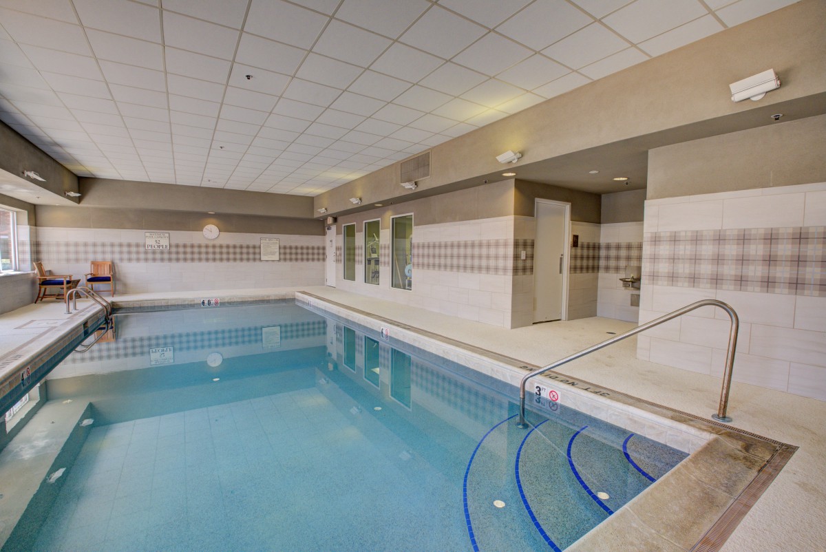 An inviting indoor swimming pool area, perfect for relaxation.