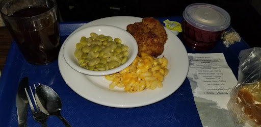 A delicious plate featuring fried chicken, macaroni and cheese, and green beans.