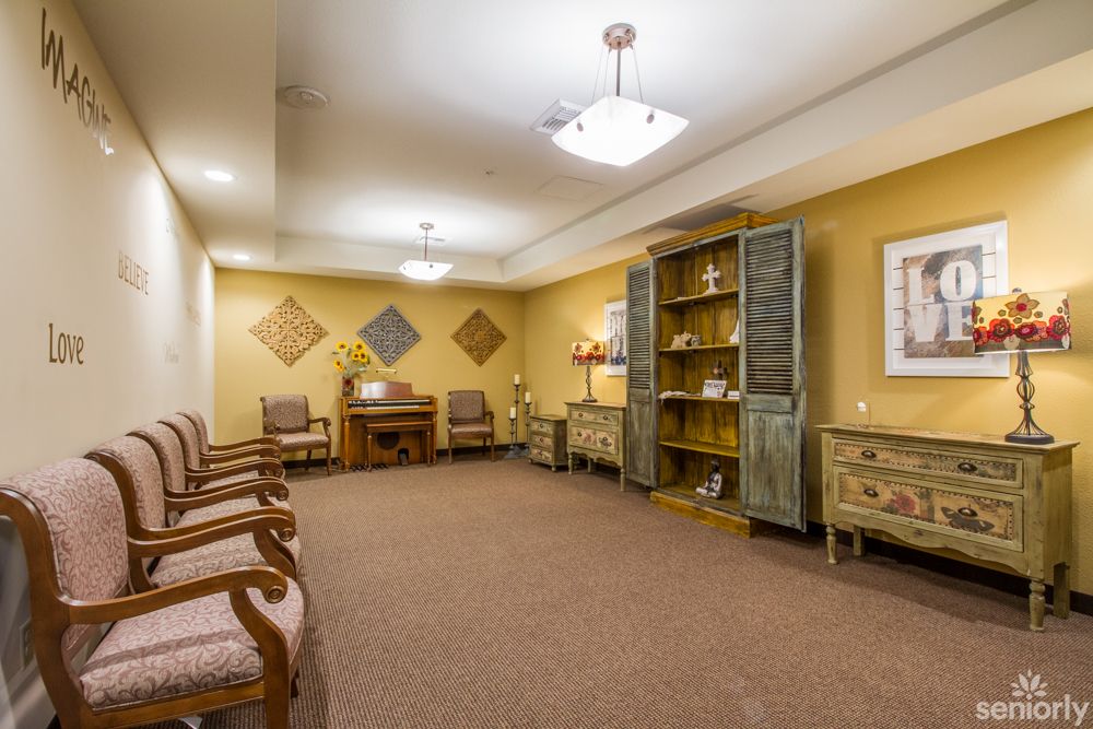 A cozy and well-decorated waiting room with comfortable seating and elegant furnishings.
