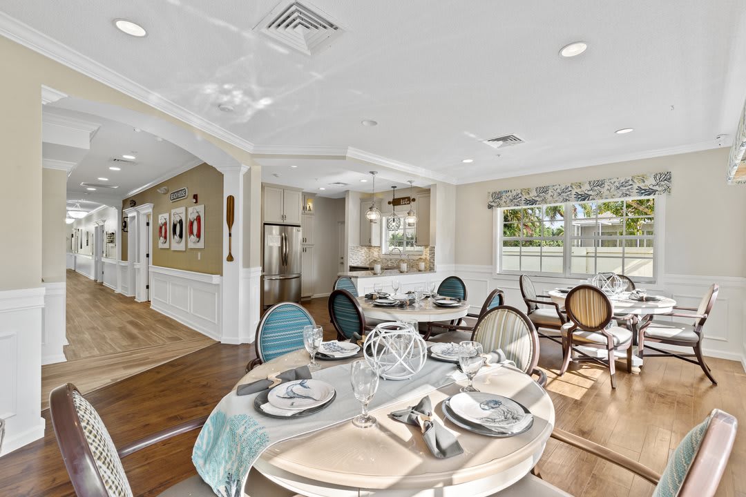 A beautifully decorated dining room with a stylish table setting and modern furnishings.