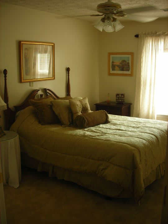 Colonial Manor