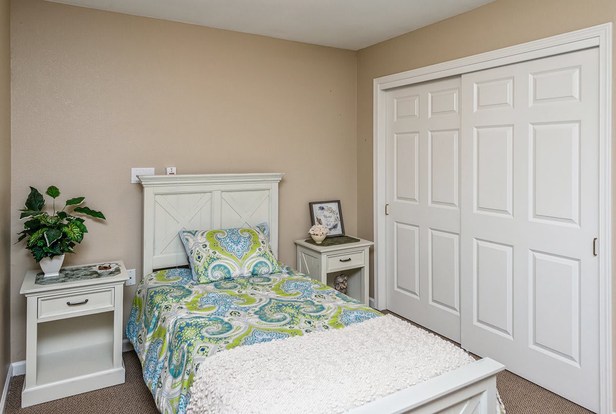 A cozy bedroom with a single bed and a closet.