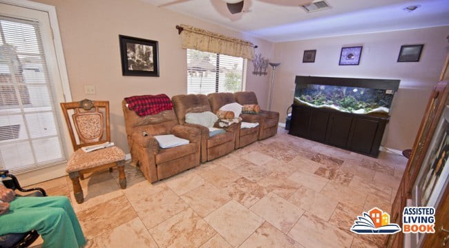 Cozy living room with a large aquarium and comfortable seating.