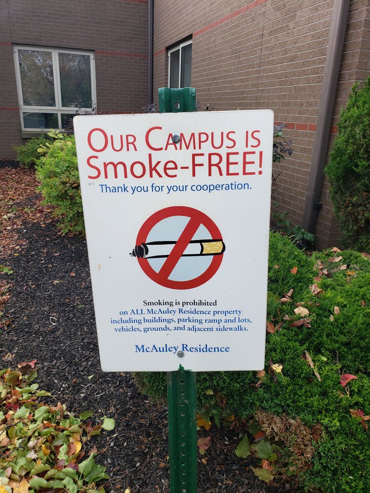 A sign indicating that the campus is smoke-free, discouraging smoking on the premises for health reasons.