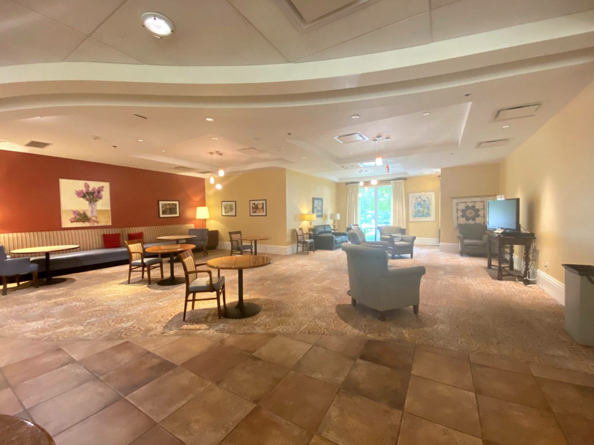 A spacious and well-lit lobby with comfortable seating arrangements and elegant decor.