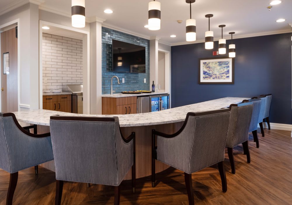 A modern conference room with elegant lighting and comfortable seating.