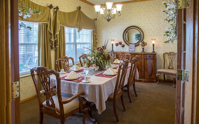 A beautifully set dining room table with elegant furnishings and d�cor.