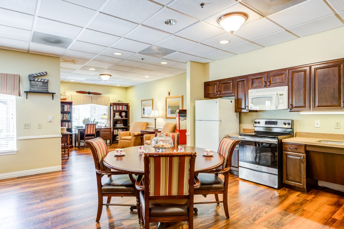 A cozy kitchen and dining area with modern appliances and comfortable seating.