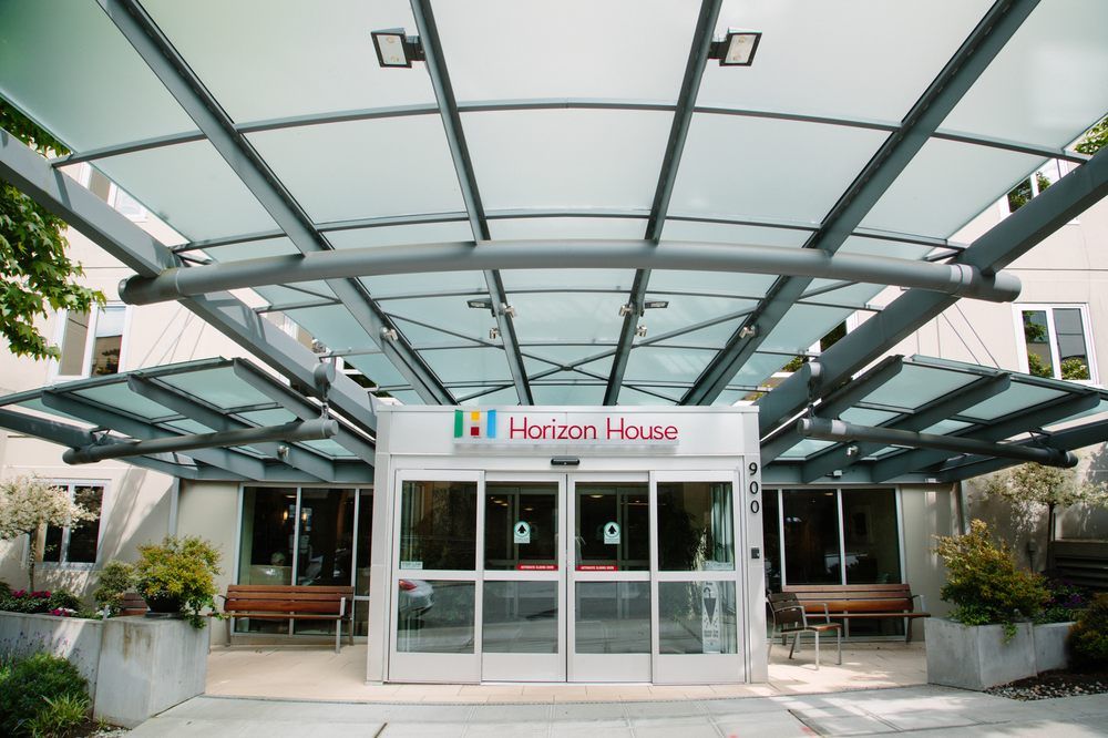 Entrance of a hospital building with a glass roof.