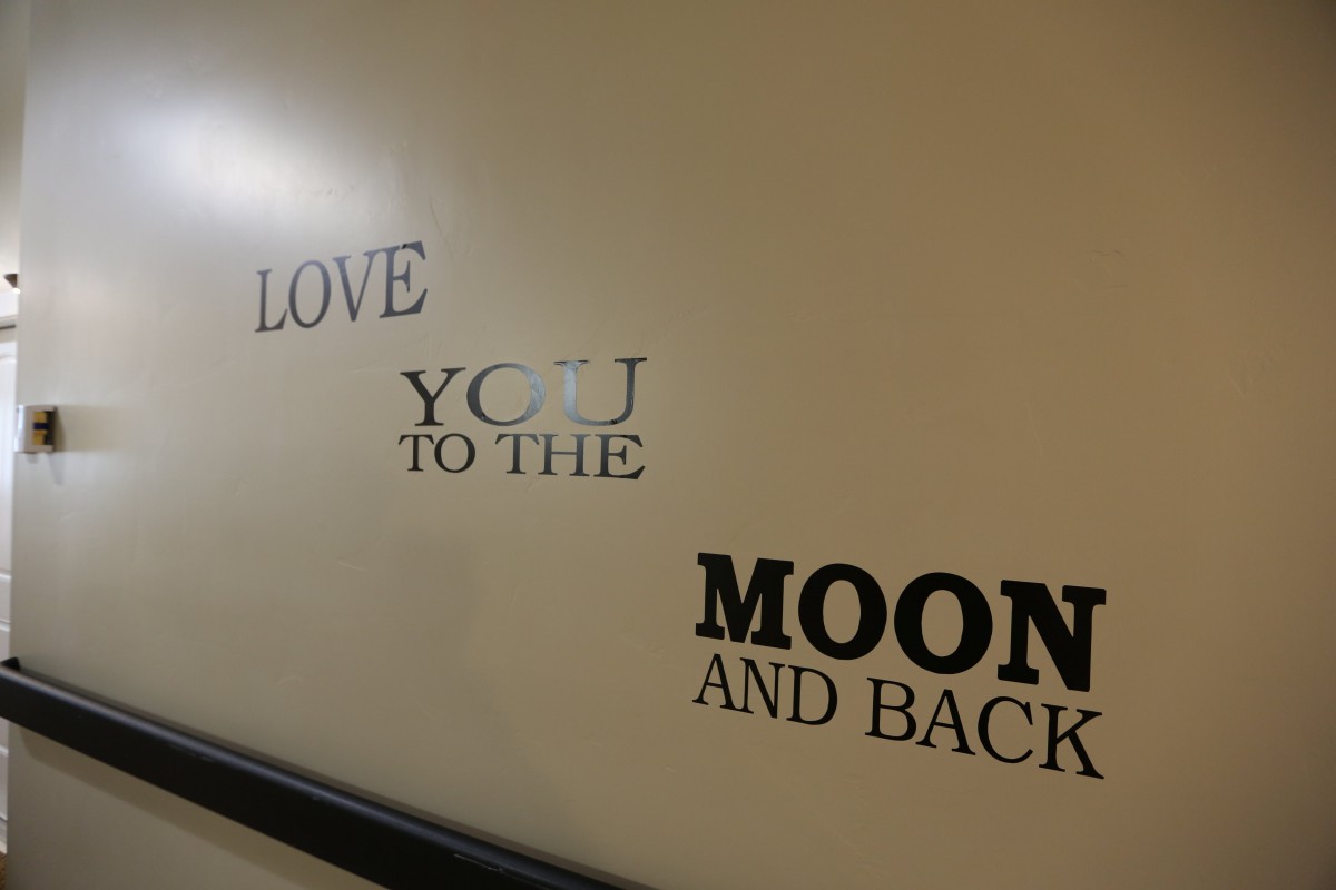 Wall with a love quote saying 'Love you to the moon and back'.