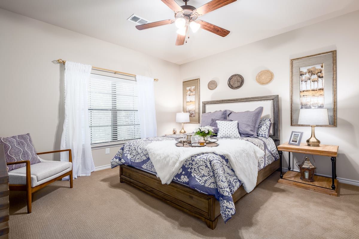 Cozy and elegantly decorated bedroom with a comfortable bed and soft lighting.