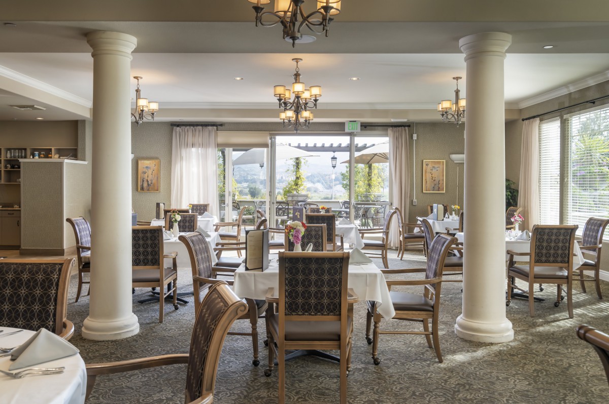 An elegant and luxurious restaurant dining room with stylish decor and chandeliers.