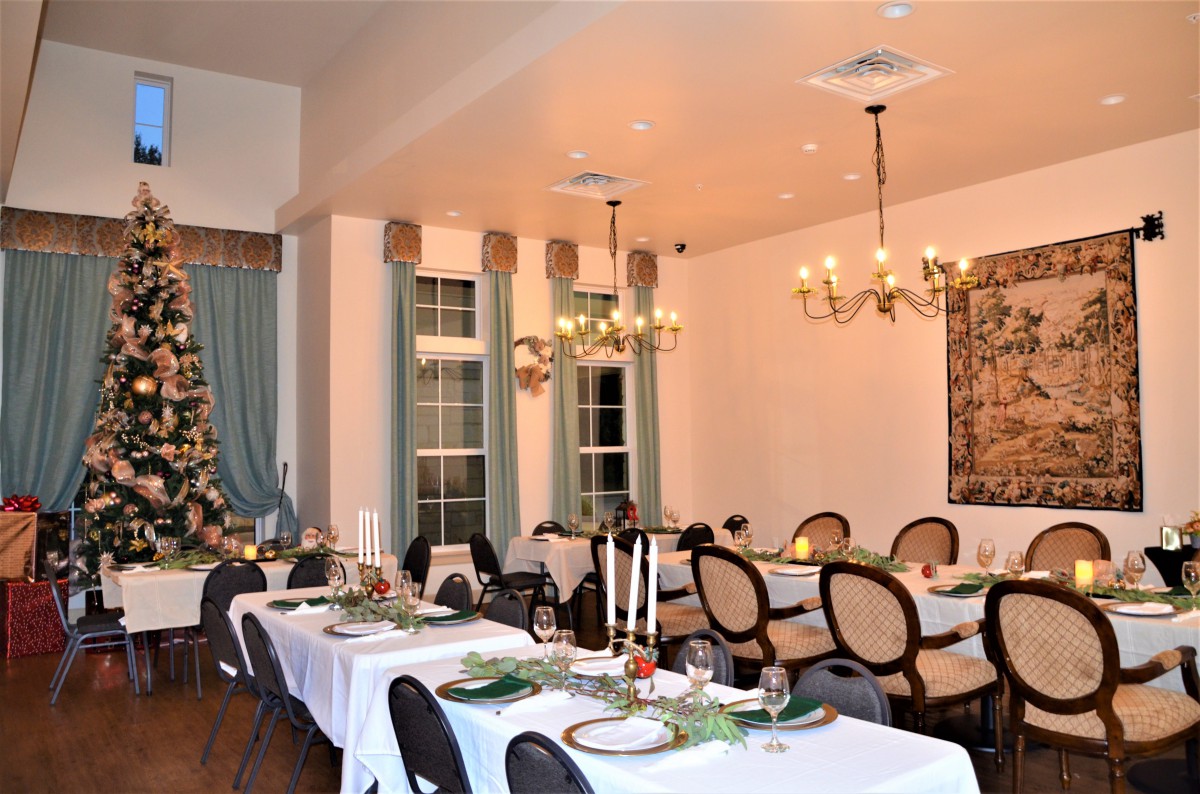 A beautifully decorated dining room set for a formal banquet.